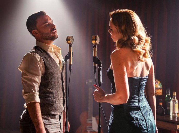 Archivo - Susan Martín y Gonzalo Alcain en una escena de 'Trovadores del Jazz'.