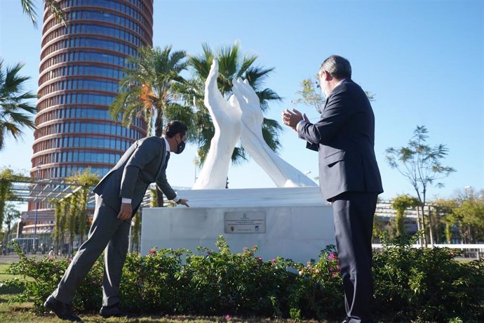 Juanma Moreno (i) y Juan Espadas, este jueves en la inauguración del monumento en Sevilla