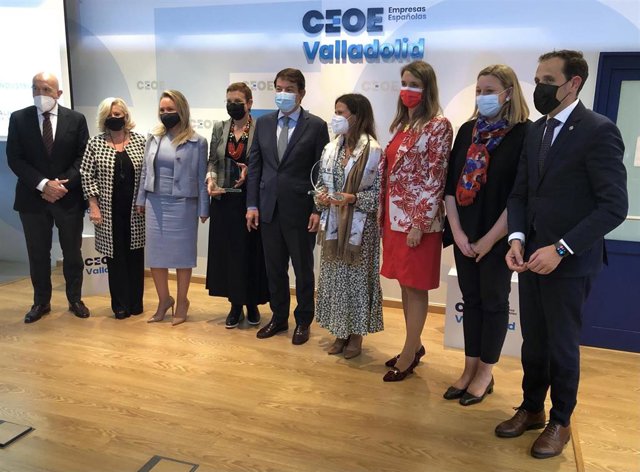 Foto de familia tras la entrega de los I Premios AMMDE celebrada este jueves en la sede de CEOE Valladolid.