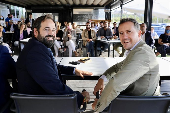 El precandidato a la Presidencia del Partido Popular de Castilla-La Mancha, Paco Núñez, junto al presidente provincial del PP, Carlos Velázquez.
