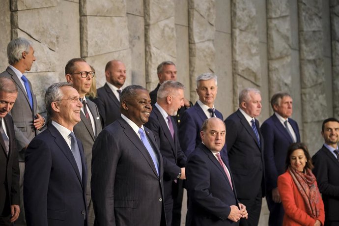 21 October 2021, Belgium, Brussels: (Front, L-R) NATO Secretary General Jens Stoltenberg, Lloyd J. Austin III, US Secretary of Defence, Ben Wallace, UK Secretary of State for Defence and Margarita Robles, Minister of Defence of Spain pose for a group pi