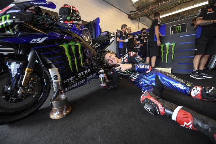 El piloto de MotoGP Fabio Quartararo celebra un triunfo junto a su Yamaha, en Austin (Estados Unidos), en el Mundial de MotoGP de 2021