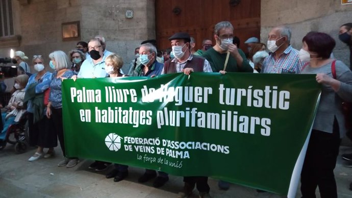 Concentración ante el TSJIB contra el alquiler turístico en viviendas plurifamiliares.