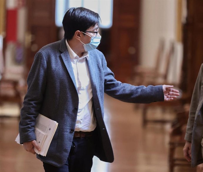 El diputado de Unidas Podemos, Gerardo Pisarello, se dirige a una reunión con los miembros de la Mesa de la Cámara, en el Congreso de los Diputados, a 21 de octubre de 2021, en Madrid, (España). 