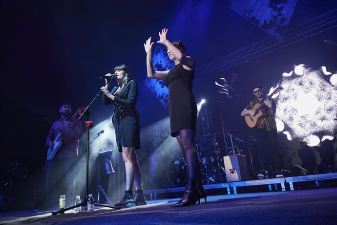 Rozalén y su banda, durante un concierto para presentar su último álbum, El árbol y el bosque, en el Navarra Arena de Pamplona.