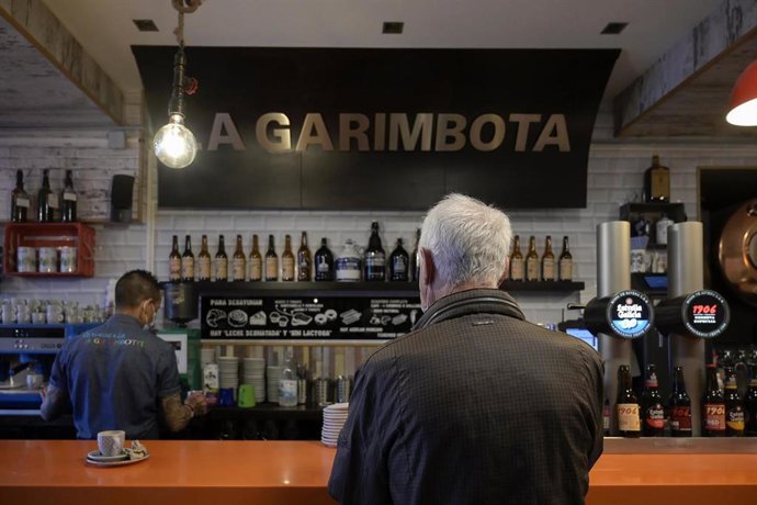 Archivo - Un hombre en la barra de un bar coruñés el día en que reabren las barras de los establecimientos de hostelería por primera vez en la pandemia del coronavirus en Galicia, a 15 de septiembre de 2021, en A Coruña