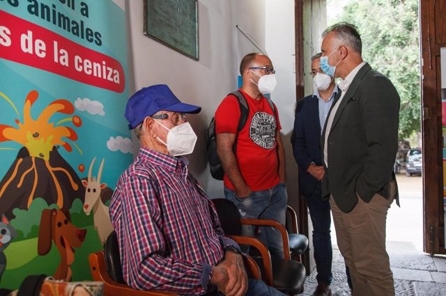 El presidente del Gobierno de Canarias, Ángel Víctor Torres, se reúne con afectados por la erupción en la oficina de atención ciudadana de Los Llanos de Aridane