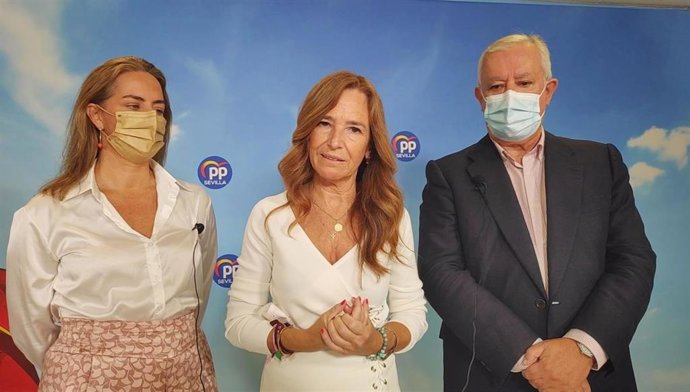 Las diputadas del PP Sol Cruz-Guzmán y Teresa Jiménez Becerril y el senador Javier Arenas.