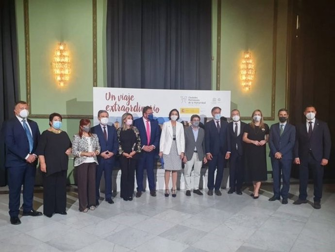 Alcaldes de las 15 ciudades Patrimonio de la Humanidad, y el de Madrid, José Luis Martínez-Almeida, y la ministra de Turismo, Reyes Maroto, en el estreno de las ciudades del grupo.