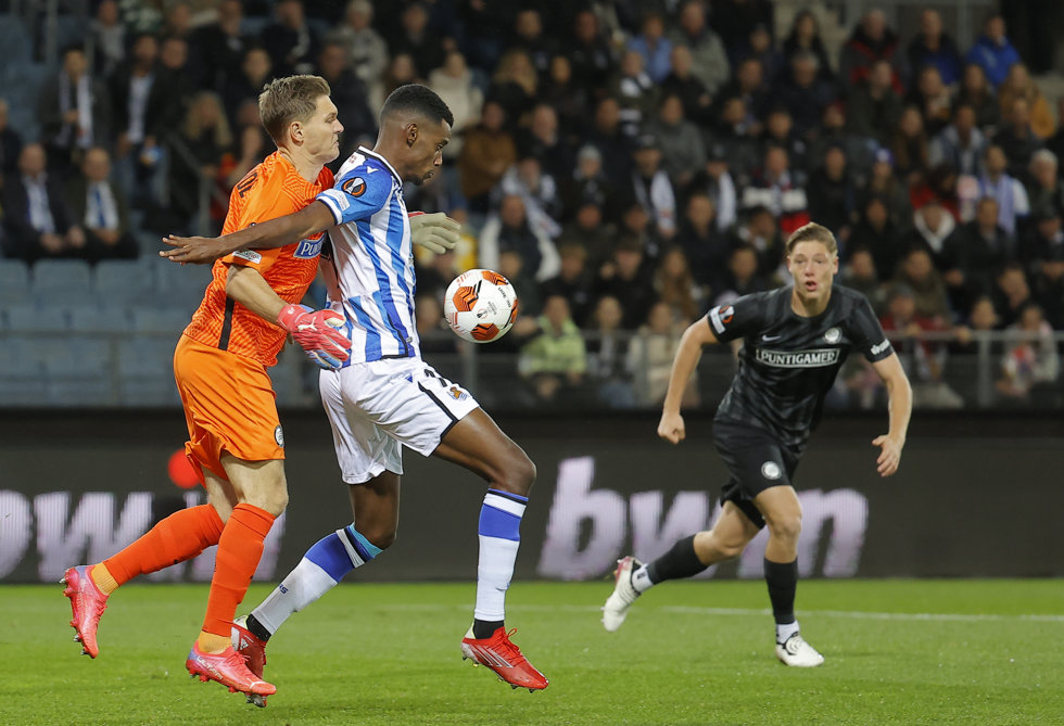 Alexander Isak pelea por un balón en el Sturm Graz-Real Sociedad