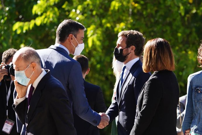 El presidente del Gobierno, Pedro Sánchez (i), saluda al presidente del Partido Popular, Pablo Casado (d), a su llegada al Real Monasterio de Yuste para asistir a la entrega de la XIV edición del 'Premio Europeo Carlos V', otorgado a la canciller de la 