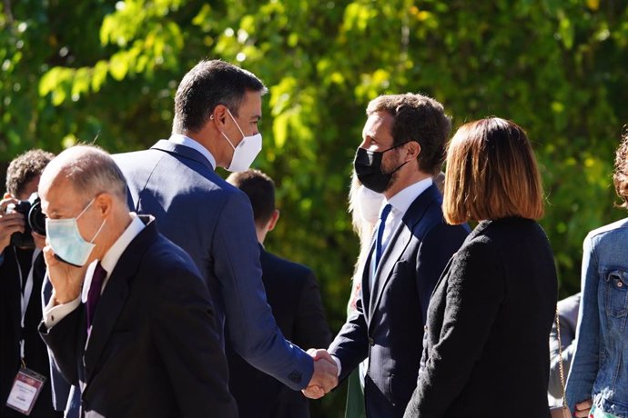 El president del Govern, Pedro Sánchez, saluda al lider del PP, Pablo Casado, a la seva arribada al Real Monestir de Yuste per assistir a l'entrega el 'Premi Europeu Carlos V a la canceller alemanya, Angela Merkel, a 14 d'octubre de 2021.