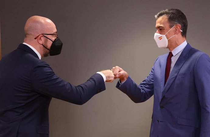 HANDOUT - 21 October 2021, Belgium, Brussels: European Council President Charles Michel (L) bumps fists with Spanish Prime Minister Pedro Sanchez (R) ahead of their meeting. Photo: Francois Lenoir/EU Council/dpa - ATTENTION: editorial use only and only 