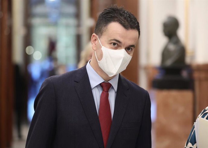 El portavoz del Grupo Parlamentario Socialista en el Congreso de los Diputados, Héctor Gómez, a su llegada a una sesión plenaria en el Congreso de los Diputados, a 21 de octubre de 2021, en Madrid, (España)