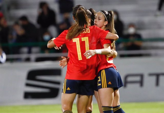 Las jugadoras de la selección española celebran el 1-0 de Athenea del Castillo en el amistoso ante Marruecos