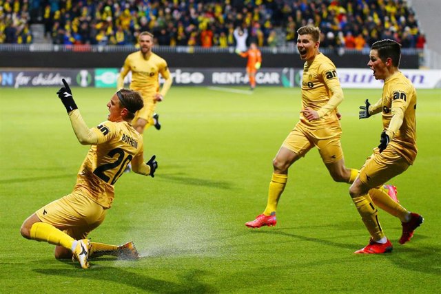 21 October 2021, Norway, Bodo: Bodo's Erik Botheim (L) celebrtes scoring his side's first goal with team mates duiring UEFA Europa Conference League Group C soccer match between FK Bodo/Glimt and AS Roma at Aspmyra Stadium. Photo: Mats Torbergsen/NTB/dpa