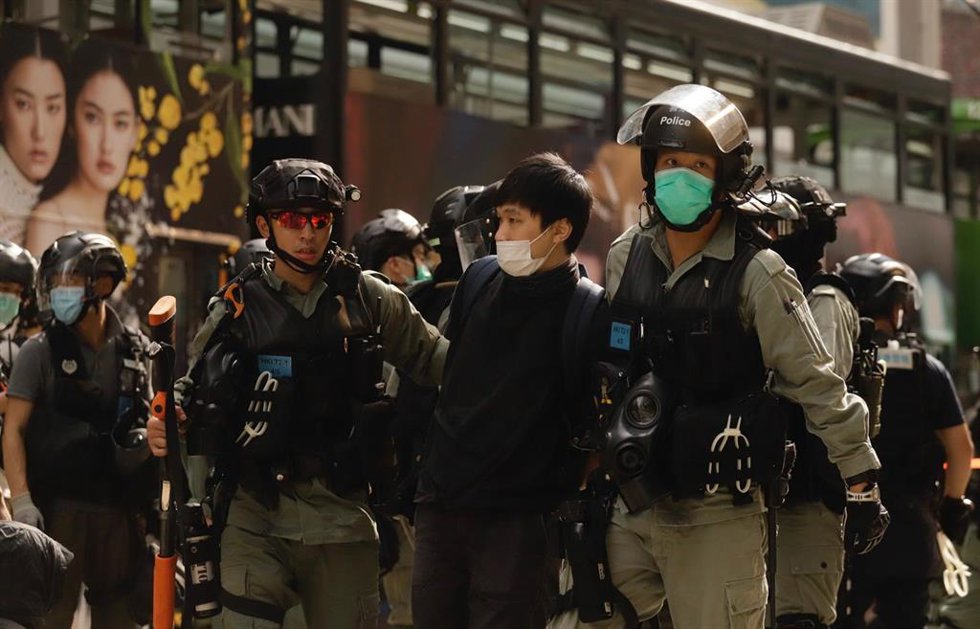 Archivo - La Policía de Hong Kong detiene a un manifestante en una de las últimas protestas