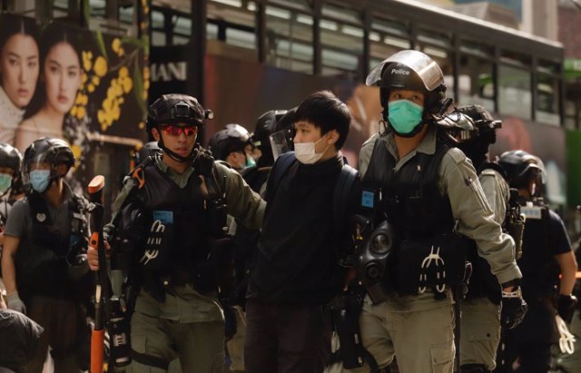 Archivo - 24 May 2020, China, Hong Kong: Riot police arrest a protester during political rally at Causeway Bay against Beijing's move to legislate HK National Security Law. Photo: Liau Chung-Ren/ZUMA Wire/dpa