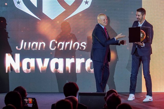 Javier Imbroda entrega a Juan Carlos Navarro la distinción en el marco del 'Hall of Fame' en Sevilla