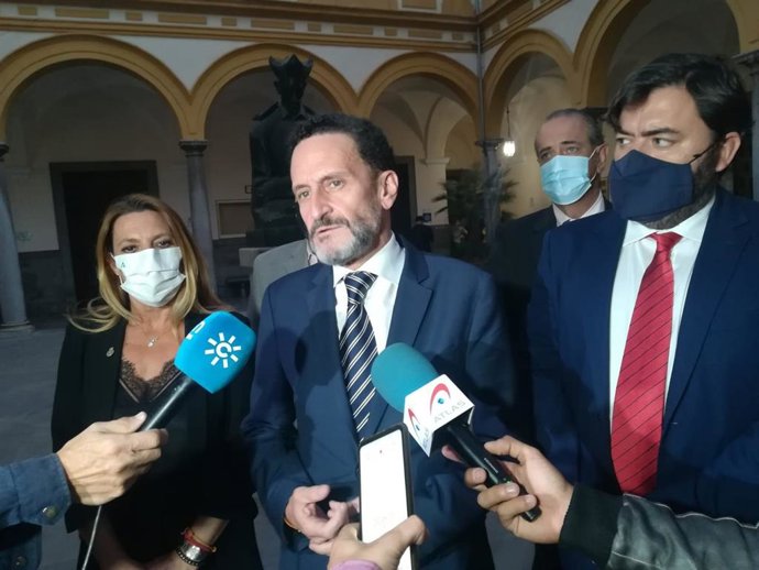 El vicesecretario general de Ciudadanos (Cs) y portavoz adjunto de la formación naranja en el Congreso de los Diputados, Edmundo Bal, se dirige a los medios en Granada