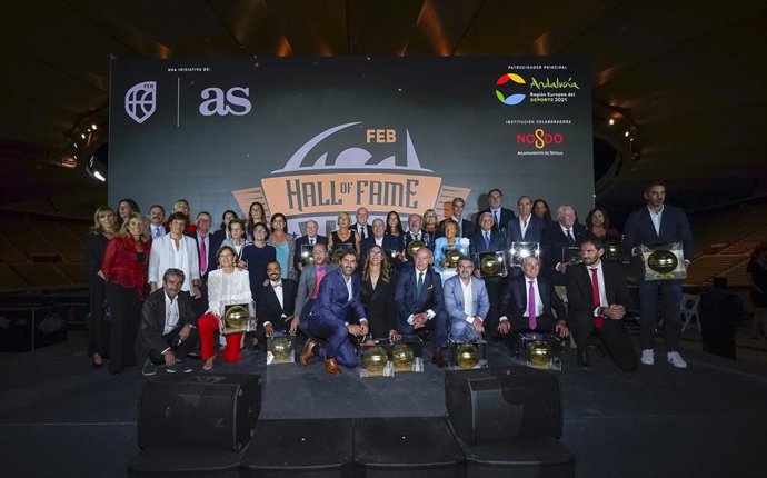 Foto de familia de los 18 primeros miembros del Salón de la Fama de la FEB