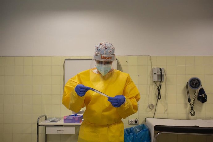 Archivo - Una sanitaria sostiene uno de los test rápidos de antígenos de detección de coronavirus. Foto de archivo.