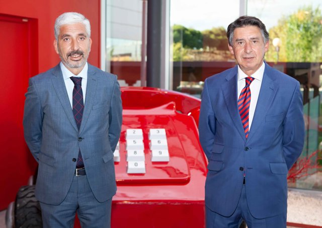 El consejero delegado de Línea Directa, Miguel Ángel Merino (dcha), y el director financiero, Carlos Rodríguez (izq).