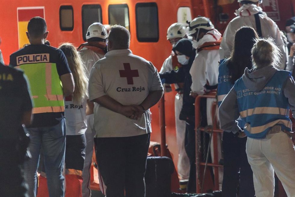 Archivo - Agentes del Servicio Marítimo de la Salvamar Talía ayudan a desembarcar a migrantes