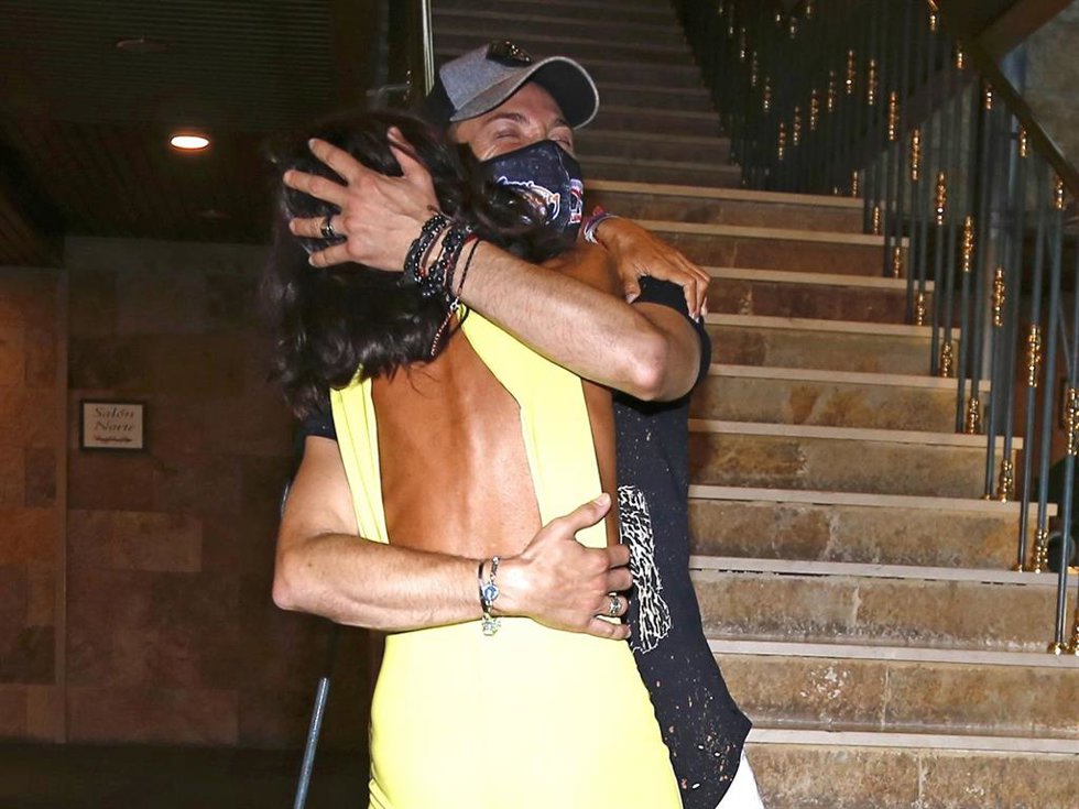 Archivo - Antonio David y Olga, abrazados pero sin más gestos de cariño propios de una pareja tras la victoria de la empresaria en 'Supervivientes'