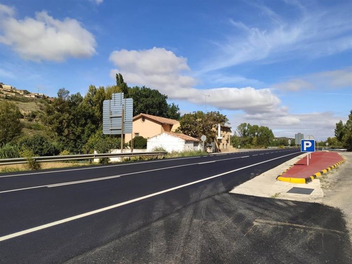 Carretera renovada a su paso por Pueyo.