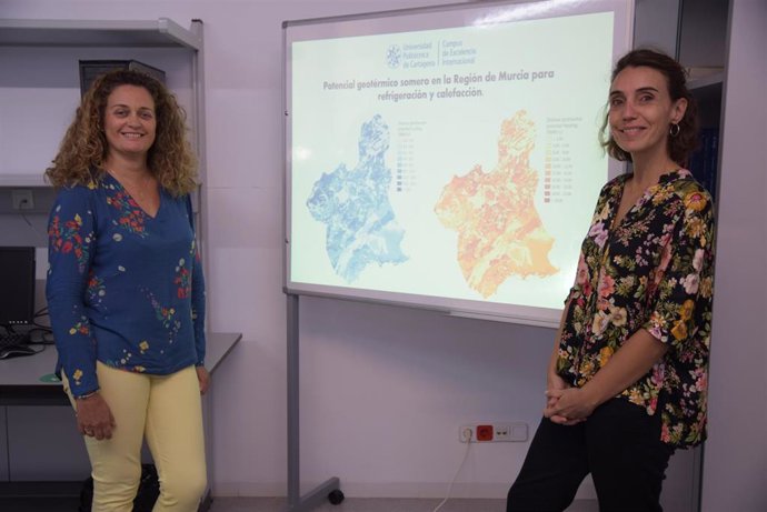 En la foto adjunta, de izquierda a derecha, Socorro García y Adela Ramos junto con imágenes de la capacidad geotérmica, para aportar frío y calor, en la Región de Murcia.