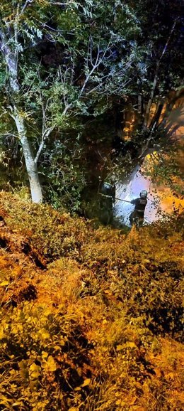 Bomberos del Gobierno de Cantabria en su actuación en Navedo