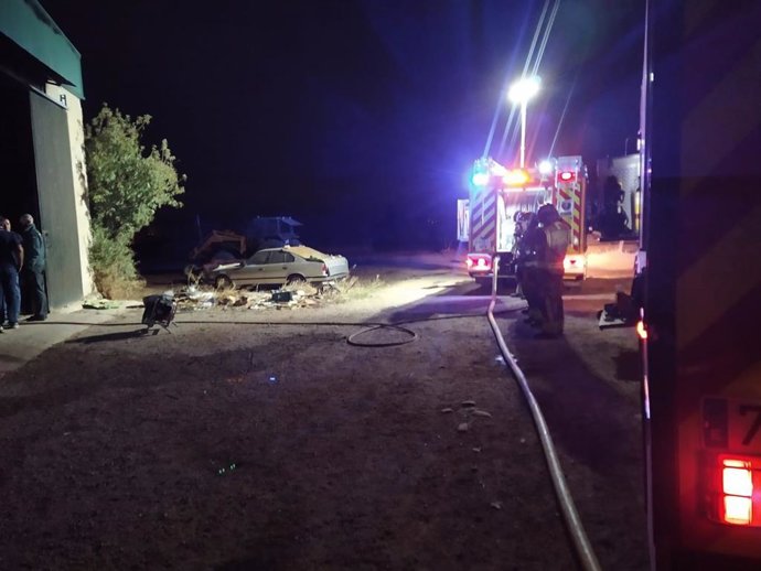 Bomberos sofocan un incendio en una nave de aperos de Purias (Lorca)