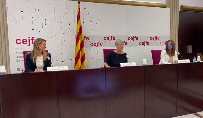 La presidenta del Cicac Maria Eugnia Gay, la consellera Lourdes Ciuró y la directora del CEJFE Laura Martínez inauguran una jornada sobre cambios legislativos relacionados con situaciones de discapacida en el CEJFE, el 22 de octubre de 2021.