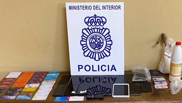Tarjetas, móviles y otros efectos requisados en una gran operación policial contra el phising en Madrid