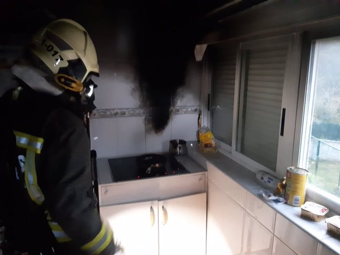 Cocina incendiada en un piso de Ramales de la Victoria