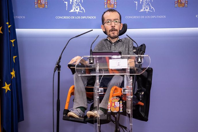 El portavoz de Unidas Podemos, Pablo Echenique, durante una rueda de prensa posterior a la Junta de Portavoces en el Congreso de los Diputados, a 5 de octubre de 2021, en Madrid, (España).