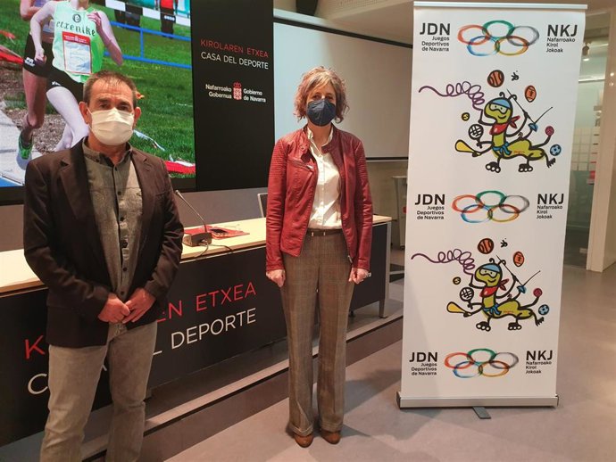 Primitivo Sánchez, subdirector del Instituto Navarro del Deporte y la consejera de Cultura y Deporte, Rebeca Esnaola, junto a un cartel con el logotipo y la mascota de los XXXV Juegos Deportivos de Navarra