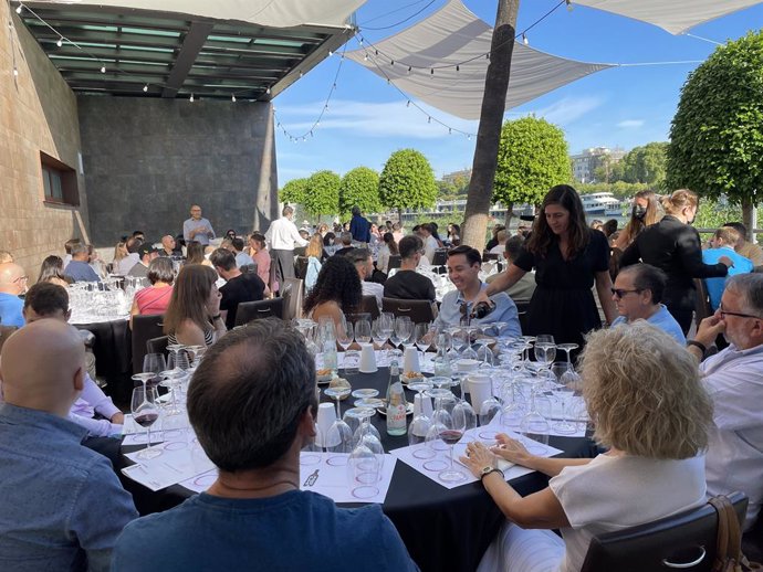 El presidente de Grandes Pagos de España, Tony Sarrión, ha presentado la cata en el muelle de Abades Triana.