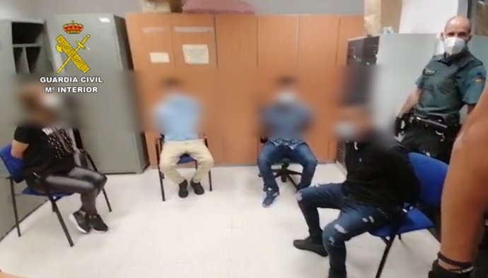 Archivo - Cuatro detenidos por robar una mochila con 49.000 euros a un empresario de Aranjuez cuando salía de un banco