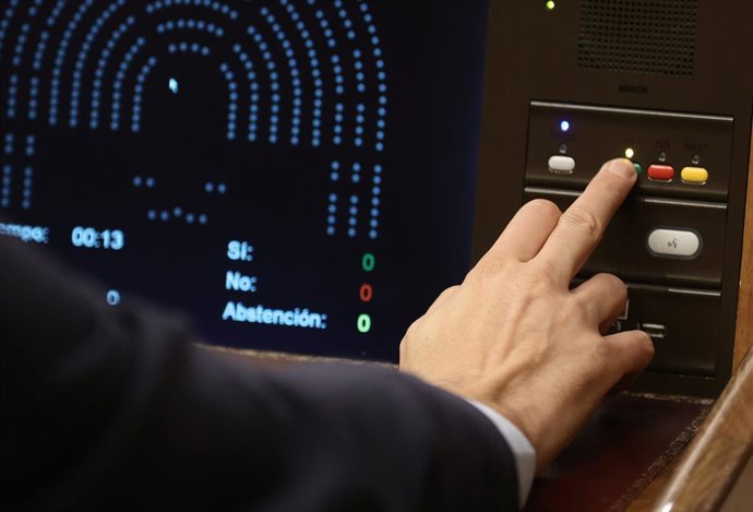 Uno de los diputados vota en una sesión plenaria en el Congreso de los Diputados, a 21 de octubre de 2021, en Madrid, (España). El Pleno decide sobre el Real Decreto-ley de medidas urgentes para impulsar la actividad de rehabilitación edificatoria en el