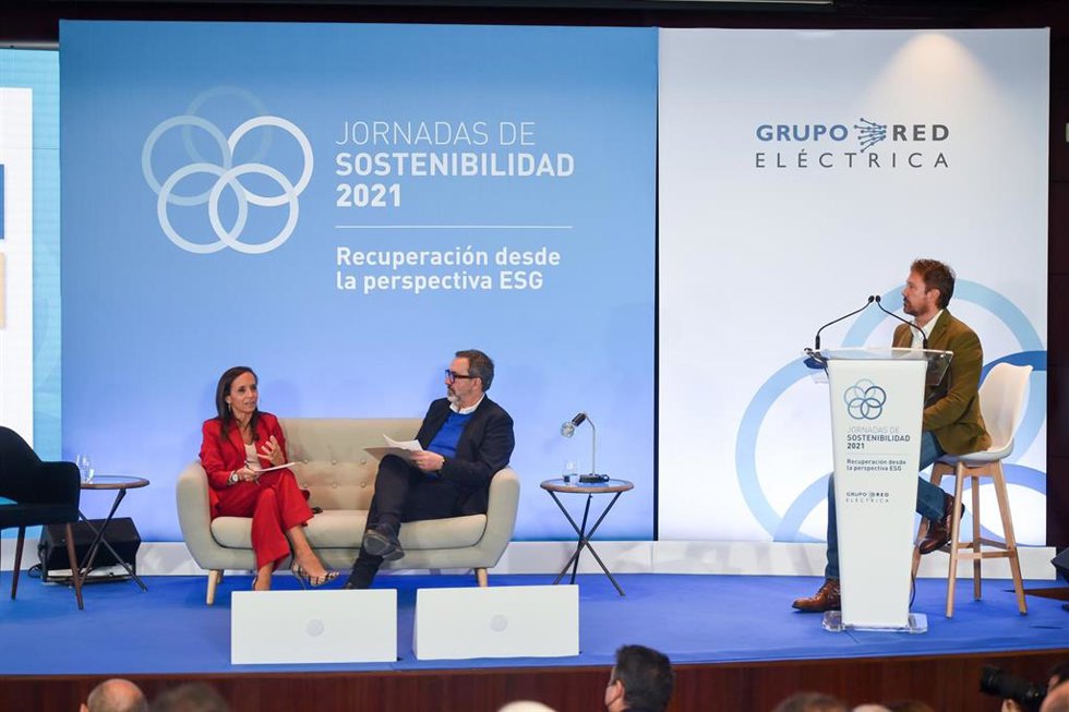 La presidenta del Grupo Red Eléctrica, Beatriz Corredor (1i), y el diseñador Alberto Barreiro (2i) participan en la tercera jornada de las Jornadas de Sostenibilidad de Grupo Red Eléctrica sobre Aspectos Sociales en el Museo Reina Sofía, a 22 de octubre