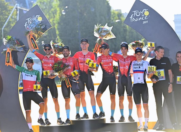 Archivo - Los ciclistas del Bahrain Victorious en el podio del Tour de Francia 2021