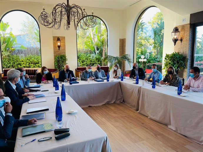 El presidente de la Diputación, Francisco Salado, con los alcaldes de La Viñuela y Periana y empresarios de la comarca de la Axarquía, para darles a conocer el proyecto de la institución para la mejora ambiental del entorno del pantano