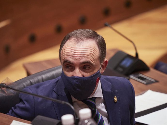 Archivo - El portavoz de Navarra Suma, Javier Esparza, en el Parlamento de Navarra.