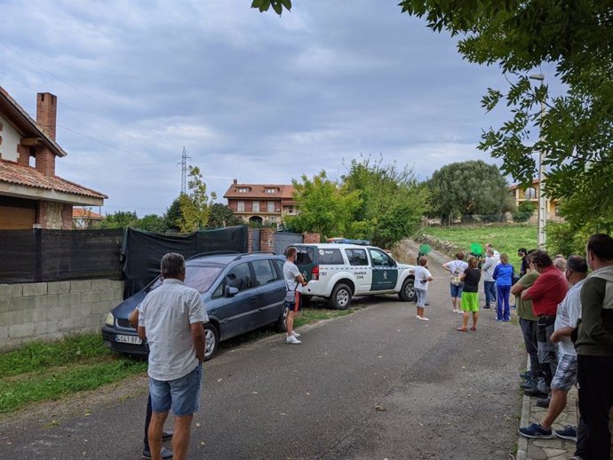 Archivo - Concentración de vecinos en Meruelo contra la ocupación ilegal de viviendas