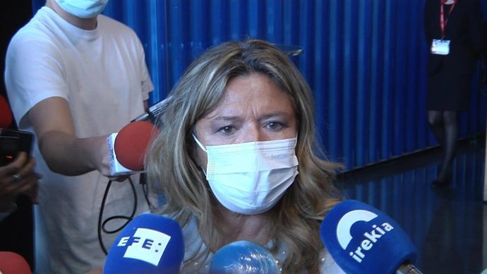La consejera de Salud, Gotzone Sagardui, en declaraciones a los medios de comunicación en el BEC de Barakaldo (Bizkaia)