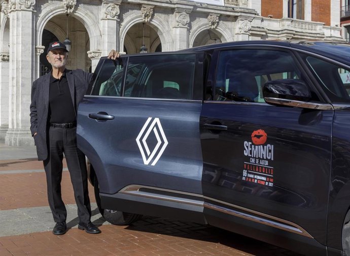 El director de Seminci, Javier Angulo, junto a uno de los vehículos oficiales de Renault.