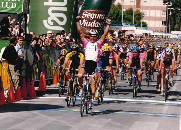 El alemán Erik Zabel, vencedor en Vilanova i la Geltrú en la Volta a Catalunya del año 2000