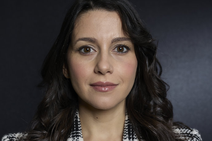 La líder de Cs, Inés Arrimadas, posa ante la cámara durante un reportaje fotográfico para Europa Press, a 19 de octubre de 2021, en Madrid, (España).